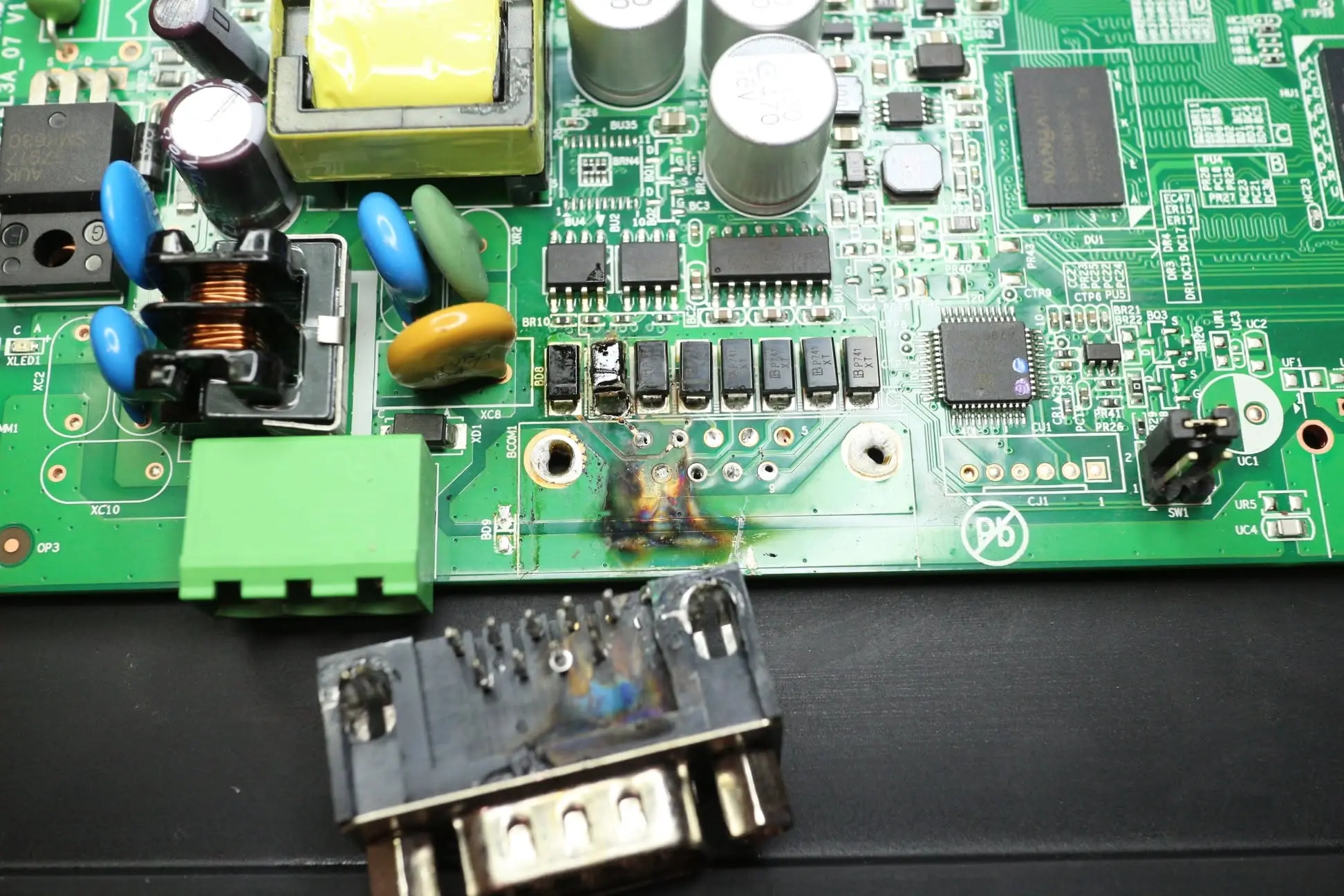 Bojāta barošanas elektronikas plate